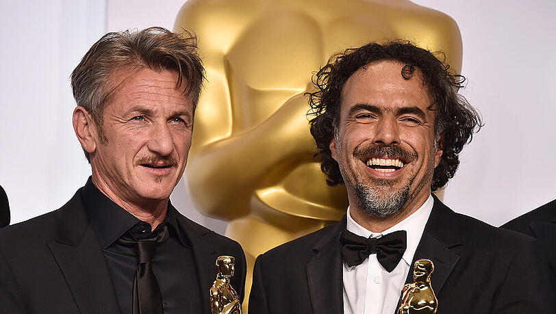 Sean Penn und Alejandro Inárritu bei den Oscars: mit vier Oscars war Inárritus Film "Birdman" der Abräumer des Abends Sean Penn und Alejandro Inárritu bei den Oscars: mit vier Oscars war Inárritus Film "Birdman" der Abräumer des Abends