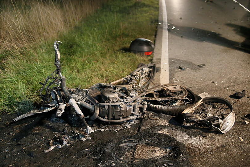 Zwei Motorradfahrer sind am Mittwochabend nach einem Zusammenprall auf der B299 gestorben.