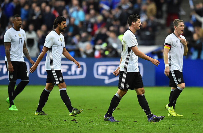 Nur schnell weg: die Nationalspieler Jerome Boateng, Sami Khedira, Mario Gómez and Bastian Schweinsteiger nach dem Schlusspfiff im Stade de France.