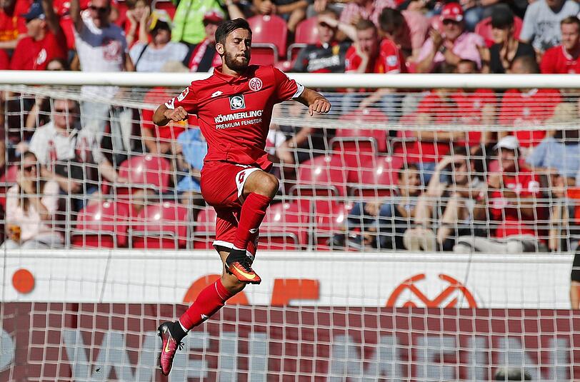 17. FSV Mainz 05: Zu schlicht! Schon wieder. Ganz in Rot mit weißem Ärmelenden und Sponsorenlogos. Hier fehlt immer noch ganz viel Innovation. Das Wabenmaterial wirkt durch den starken Glanz und den unangenehmen Griff wie auch letztes Jahr wie Plastik.