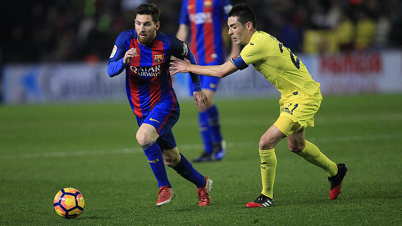 Nur Lionel Messi (links - hier im Duell mit Bruno Soriano) traf beim 1:1 des FC Barcelona in Villareal.