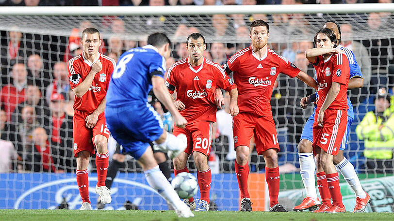 Saison 2008/2009, Viertelfinal-Rückspiel zwischen dem FC Chelsea und FC Liverpool: Das Hinspiel hatten die Blues um Trainer Guus Hiddink und Michael Ballack mit 3:1 gewonnen, im Rückspiel gab's ein 4:4. Hier trifft Frank Lampard per Freistoß.