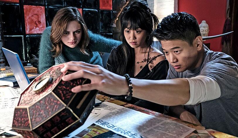 Ryan (Ki Hong Lee) und seine Cousine Gina (Alice Lee, Mitte) helfen Clare (Joey King) die chinesischen Zeichen auf ihrer Spieluhr zu entziffern.