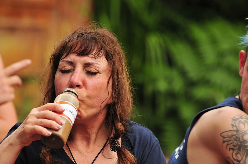 Tina York musste bei der Ekelprüfung pürierte Kakerlaken trinken