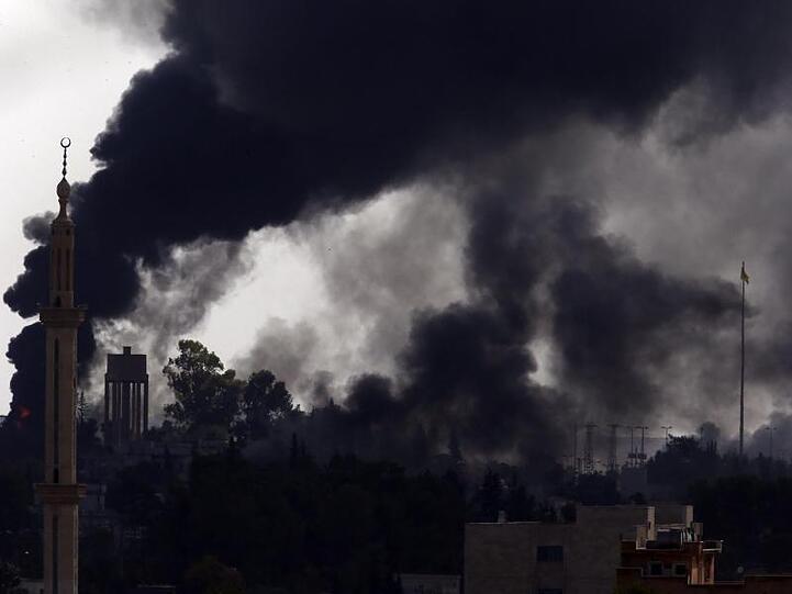 Rauchschwaden steigen nach der Bombardierung durch türkische Streitkräfte über dem syrischen Teil des Stadtgebietes von Tall Abjad auf.