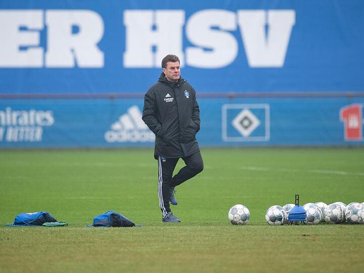 Dieter Hecking beobachtet beim Training seine Mannschaft. Foto: Daniel Reinhardt/dpa/Archiv