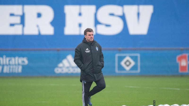 Dieter Hecking beobachtet beim Training seine Mannschaft. Foto: Daniel Reinhardt/dpa/Archiv Dieter Hecking beobachtet beim Training seine Mannschaft. Foto: Daniel Reinhardt/dpa/Archiv