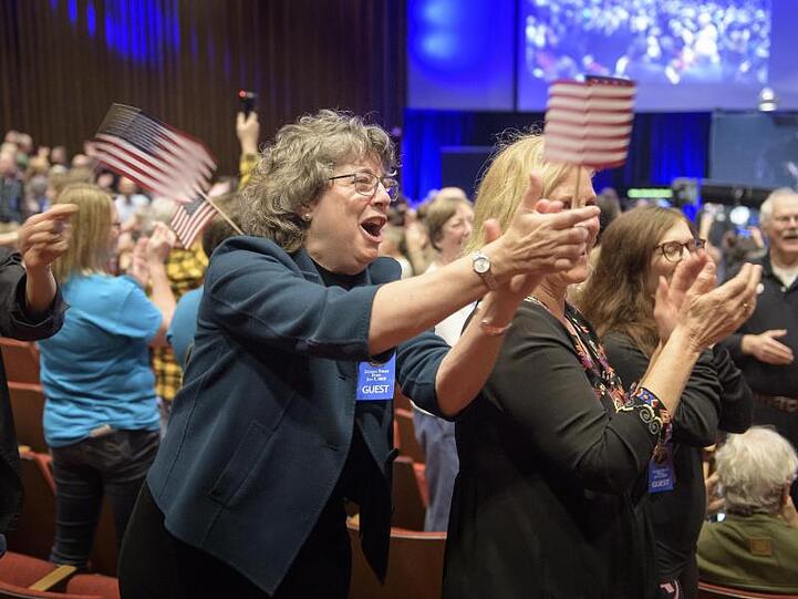 Jubel im Mission Operations Center bei der APL im us-amerikanischen in Laurel. Noch nie ist eine Sonde an einem so weit entfernten Himmelskörper vorbeigeflogen wie nun "New Horizons".