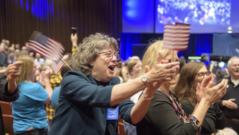 Jubel im Mission Operations Center bei der APL im us-amerikanischen in Laurel. Noch nie ist eine Sonde an einem so weit entfernten Himmelskörper vorbeigeflogen wie nun "New Horizons". Jubel im Mission Operations Center bei der APL im us-amerikanischen in Laurel. Noch nie ist eine Sonde an einem so weit entfernten Himmelskörper vorbeigeflogen wie nun "New Horizons".