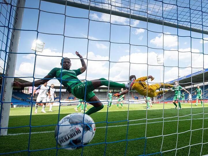 Daniel Keita-Ruel (l) und Torhüter Marius Funk können das 1:1 für Bochum nicht verhindern. Foto: Bernd Thissen/dpa