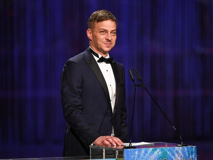 Tom Wlaschiha hält die Laudatio auf Alain Delon. Sylvie Meis ist übrigens ein großer Fan des deutschen Schauspielers.