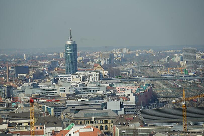 Und das ist der Blick gen Westen mit Hauptbahnhof, Gleisen und dem Central Tower an der Donnersbergerbrücke.