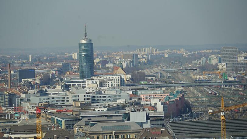 Und das ist der Blick gen Westen mit Hauptbahnhof, Gleisen und dem Central Tower an der Donnersbergerbrücke. Und das ist der Blick gen Westen mit Hauptbahnhof, Gleisen und dem Central Tower an der Donnersbergerbrücke.