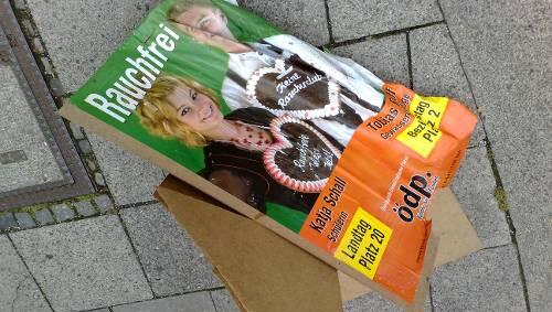 Mit Füßen getreten: Ein 39-Jähriger ließ bereits am 9. September seine Wut an Nichtraucherplakate der ÖDP aus. Mit Füßen getreten: Ein 39-Jähriger ließ bereits am 9. September seine Wut an Nichtraucherplakate der ÖDP aus.