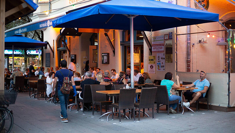 Der Restaurantbesuch – auch in München – könnte für die Gäste schon bald wieder teurer werden. (Archivbild)