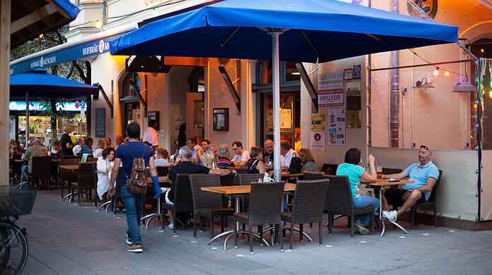 Der Restaurantbesuch – auch in München – könnte für die Gäste schon bald wieder teurer werden. (Archivbild)