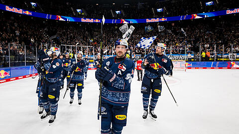 Der Eishockeyclub fliegt derzeit förmlich durch die DEL. Das honorieren die Fans im erneut ausverkauften SAP Garden bei der Ehrenrunde des Teams um EHC-Urgestein Kastern (vorne)