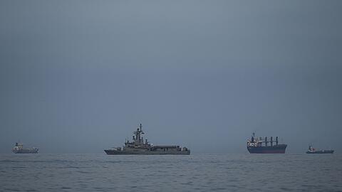 Als Folge des Iran-Krieges ist die f&uuml;r &Ouml;llieferungen wichtige Stra&szlig;e von Hormus nahezu blockiert. Hier patrouilliert ein Marine-Schiff der Vereinigten Arabischen Emirate neben Frachtschiffen und &Ouml;ltankern dort.