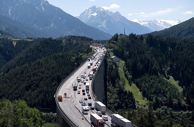 PKW und LKW fahren zwischen Patsch und Schönberg am Brenner (Autobahn A13) über die Europabrücke. Am 30. Mai geht am Brenner stundenlang nichts mehr. PKW und LKW fahren zwischen Patsch und Schönberg am Brenner (Autobahn A13) über die Europabrücke. Am 30. Mai geht am Brenner stundenlang nichts mehr.