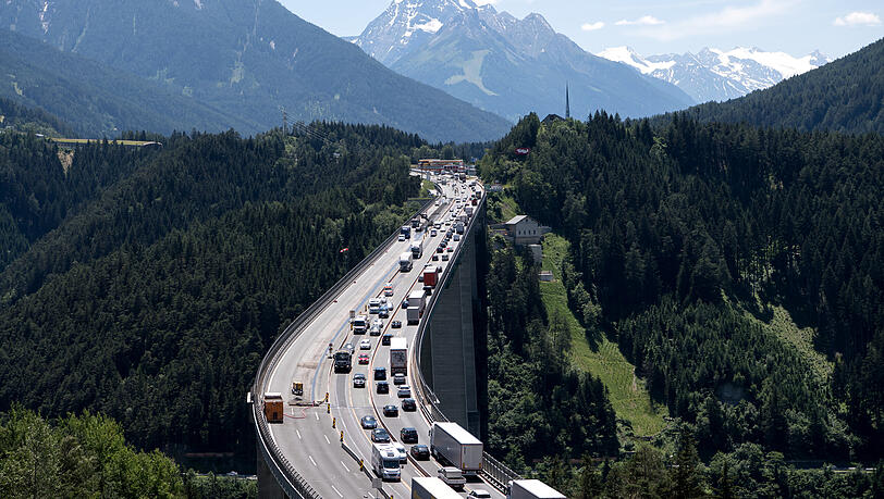 PKW und LKW fahren zwischen Patsch und Sch&ouml;nberg am Brenner (Autobahn A13) &uuml;ber die Europabr&uuml;cke. Am 30. Mai geht am Brenner stundenlang nichts mehr.