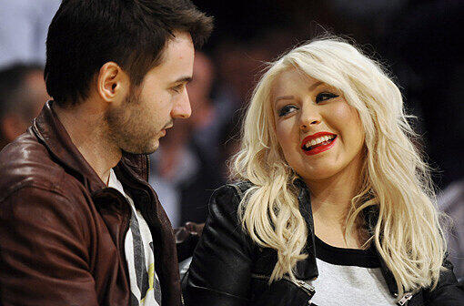 Für das NBA-Spiel scheint Christina Aguilera keine Augen zu haben. Verliebt blickt der Pop-Star seinen Partner Matt Rutler an.