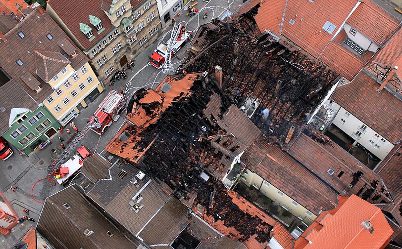 Die von einer Luftbilddrohne aus gemachte Aufnahme vom Sonntagmorgen (27.05.2012) zeigt den Brandort im historischen Stadtkern von Coburg.