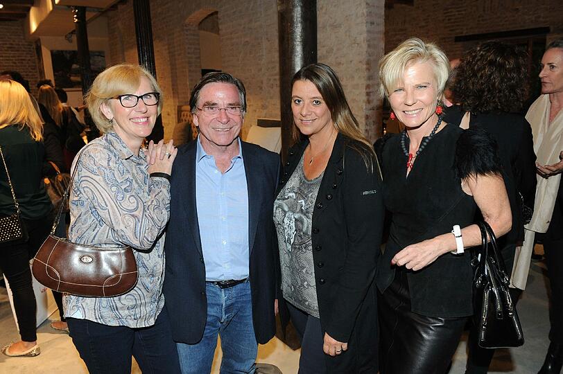 Fedrah Sayegh, Annette Zierer, Elmar Wepper und Frau Anita Wepper bei der Eröffnung des Betten Concept Store am 29.08.2013 in München.