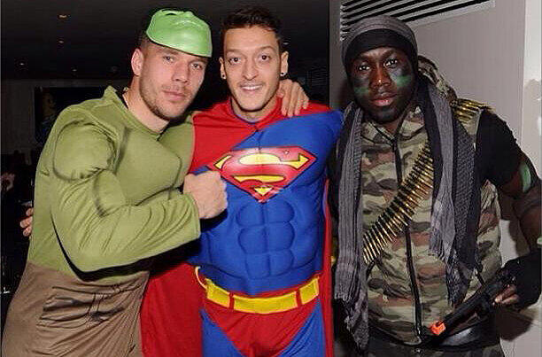 Lukas Podolski als Hulk, Mesut Özil als Superman und Bacary Sagna bei der Weihnachtsfeier des FC Arsenal.