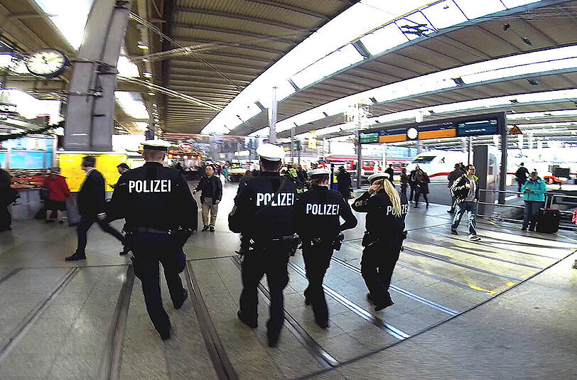 Eine Streife der Bundespolizei patrouilliert über den Münchner Hauptbahnhof.