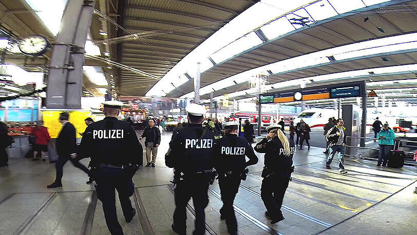 Eine Streife der Bundespolizei patrouilliert über den Münchner Hauptbahnhof. Eine Streife der Bundespolizei patrouilliert über den Münchner Hauptbahnhof.