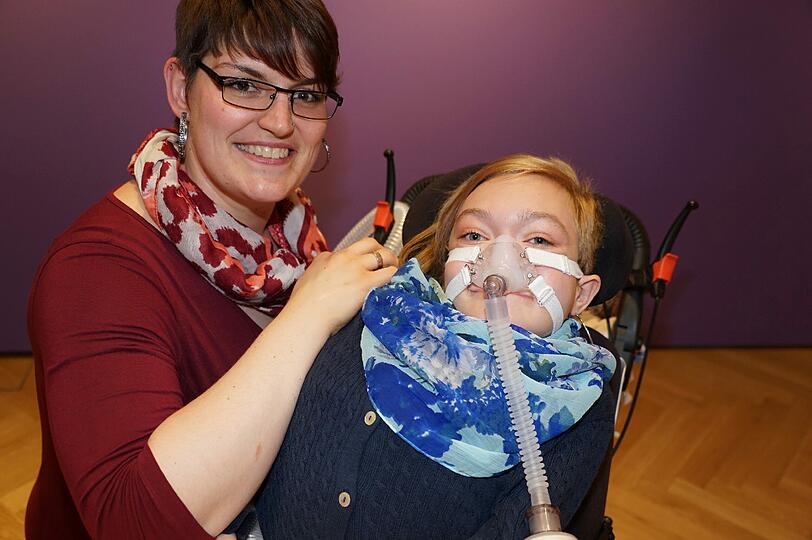 Lucy mit Krankenschwester und Freundin Julia