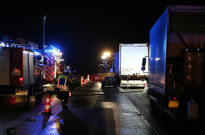 Bei seinem Crash in eine Baustelle hinterließ ein Lkw eine Schneise der Verwüstung. Die Bilder.