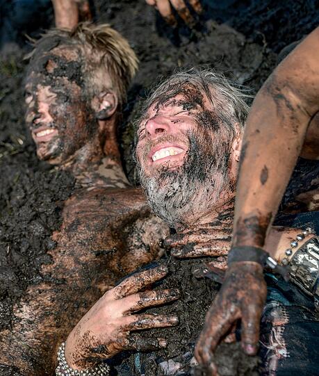 Wasser marsch - und dann ab in den Schlamm: Ohne den geht's in Wacken offenbar nicht.