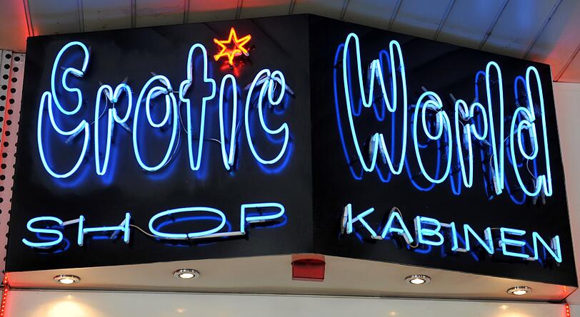 &bdquo;Shop und Kabinen&ldquo;: Das Angebot des Sex-Ladens in der Arnulfstraße ist eindeutig.