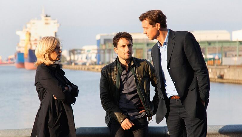 Der Betreiber des Windparks, Lars Overbeck (r., Thomas Heinze) im Gespräch mit Hauptkommissarin Inga Lürsen (Sabine Postel) und Hauptkommissar Stedefreund (Oliver Mommsen)im neuen Bremen-Tatort "Wer Wind erntet, sät Sturm".