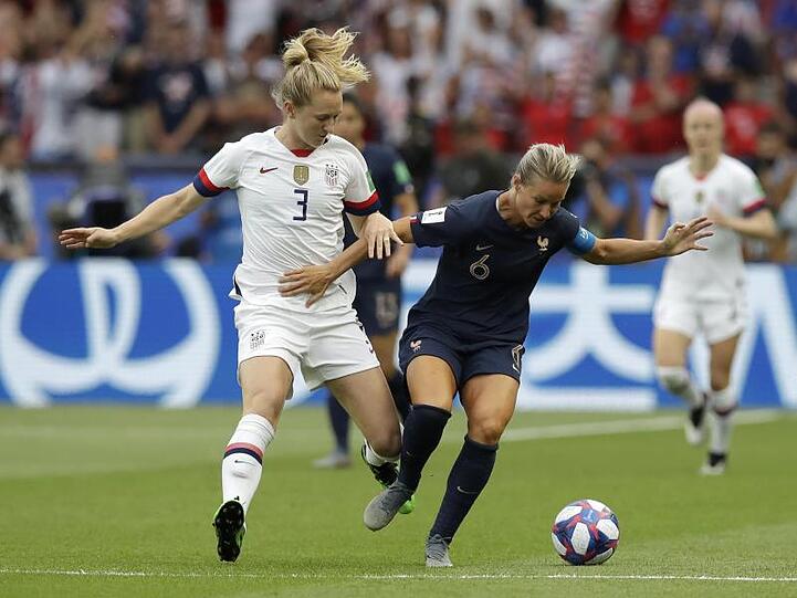 Frankreichs Amandine Henry (r) und Samantha Mewis aus den USA kämpfen um den Ball.