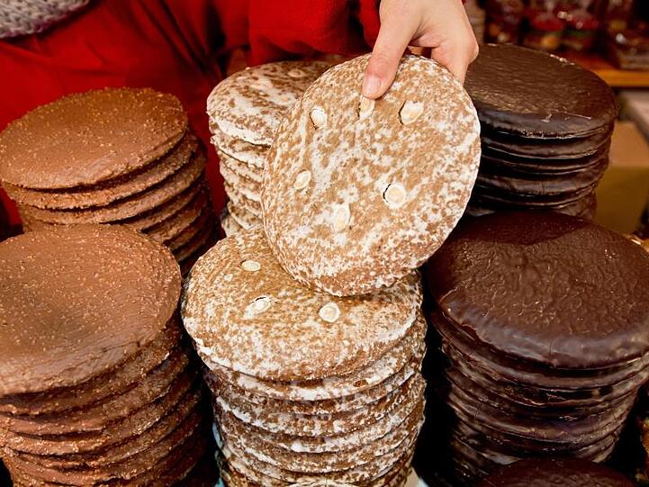 Für viele Menschen sind Lebkuchen untrennbar mit der Weihnachtszeit verbunden &ndash; für die Hersteller sind sie ein buchstäblich "tonnenschwerer" Markt. (Symbolbild)
