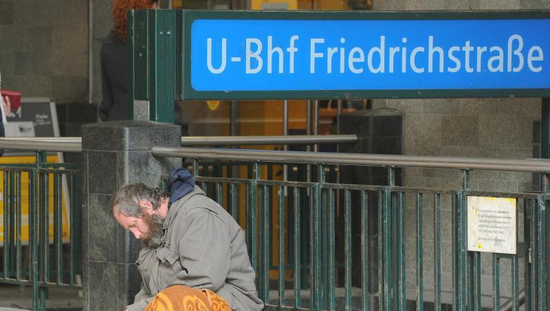 Ein obdachloser Mann sitzt am Berliner U-Bahnhof Friedrichstraße - übernachten darf er dort auch bei strenger Kälte nicht. Ein obdachloser Mann sitzt am Berliner U-Bahnhof Friedrichstraße - übernachten darf er dort auch bei strenger Kälte nicht.