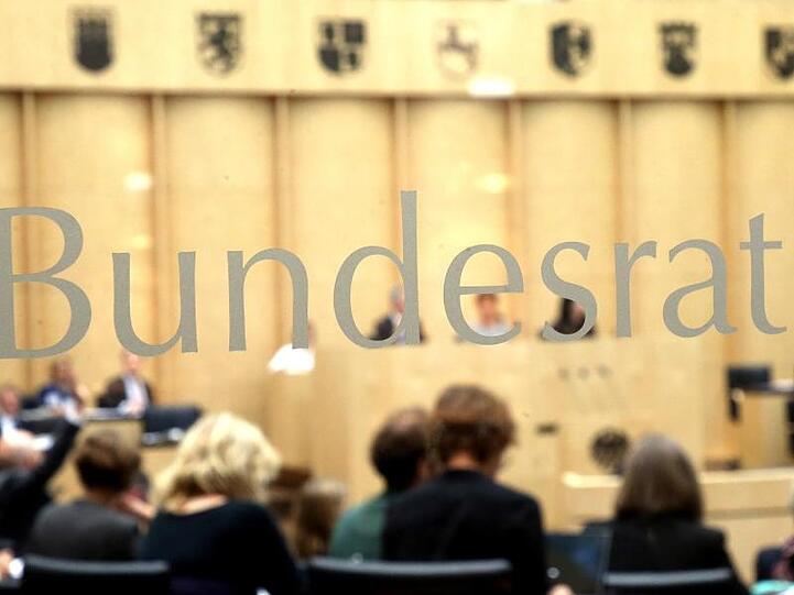 Abgeordnete sitzen während einer Sitzung im Bundesrat.