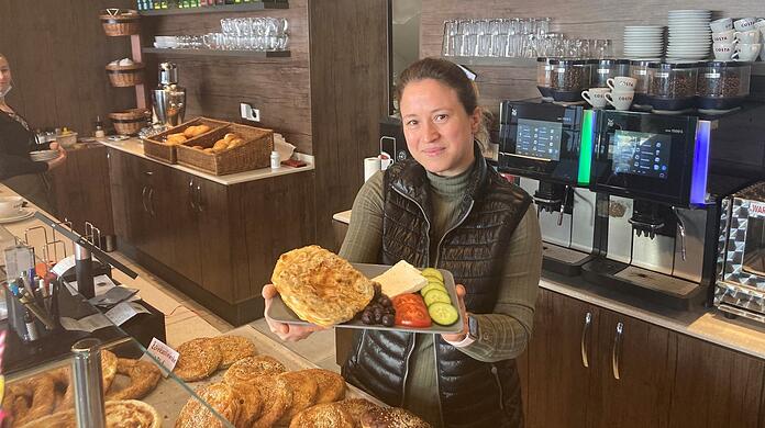 Arzu Yilmaz im Lieblingscafé. Auf dem Teller: Katmer. Typisch türkisches Frühstück: Tomaten, Gurken, Oliven und Käse dürfen nicht fehlen.