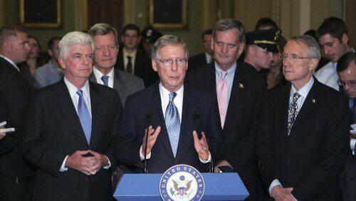 Minderheitsführer McConnell (Republikaner) am Pult, der Mehrheitsführer im Senat Chris Dodd rechts Minderheitsführer McConnell (Republikaner) am Pult, der Mehrheitsführer im Senat Chris Dodd rechts