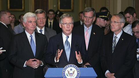 Minderheitsführer McConnell (Republikaner) am Pult, der Mehrheitsführer im Senat Chris Dodd rechts