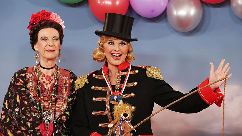 Ilse Aigner (r, CSU), Landtagspräsidentin, und Dr. Katja Wildermuth, kommen zur Livesendung des Bayerischen Rundfunks "Fastnacht in Franken" in den Mainfrankensälen.