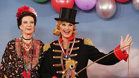 Ilse Aigner (r, CSU), Landtagspräsidentin, und Dr. Katja Wildermuth, kommen zur Livesendung des Bayerischen Rundfunks "Fastnacht in Franken" in den Mainfrankensälen.