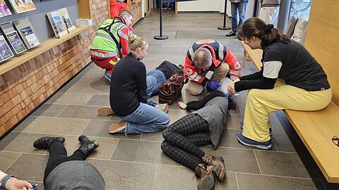 Ein Notarzt probt im Rathaus die Versorgung Hilfsbedürftiger während des Blackout-Szenarios in Schönau am Königssee.