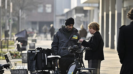 Susanne Bonard (Corinna Harfouch, re) kann den Fahrradkurier Nil Kumara (Ajay Paul, li), der den Toten kannte, dazu bringen, mit ihr zu sprechen.