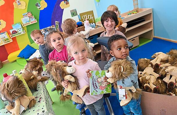 Eine Kindergarten-Gruppe mit ihrer Erzieherin. In diesem Bereich wird viel in Teilzeit gearbeitet.