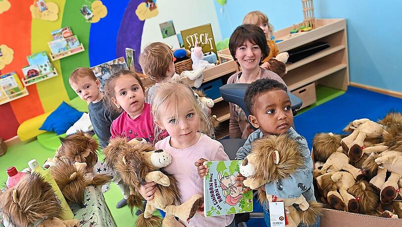 Eine Kindergarten-Gruppe mit ihrer Erzieherin. In diesem Bereich wird viel in Teilzeit gearbeitet.