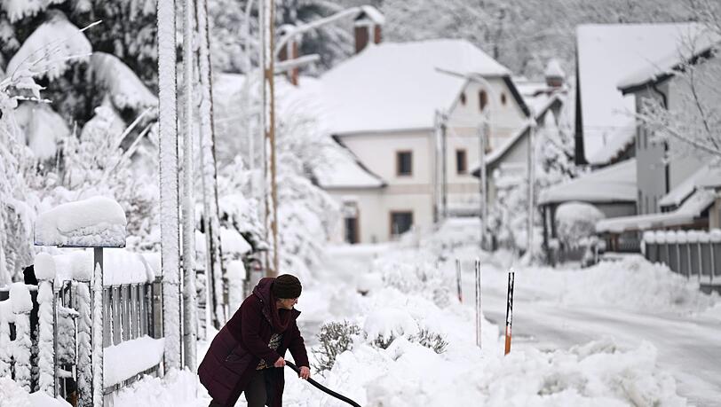 Am Freitagmorgen war rund um Wien Schneeschippen angesagt.