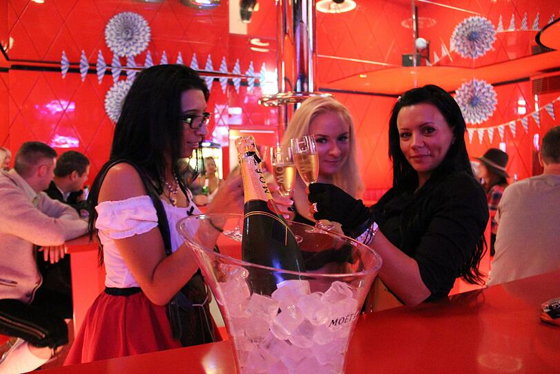 Prostituierte aus dem ganzen Bundesgebiet und dem Ausland reisen an, um während der Wiesn in München zu arbeiten. So auch im Leierkasten. Die Bilder.